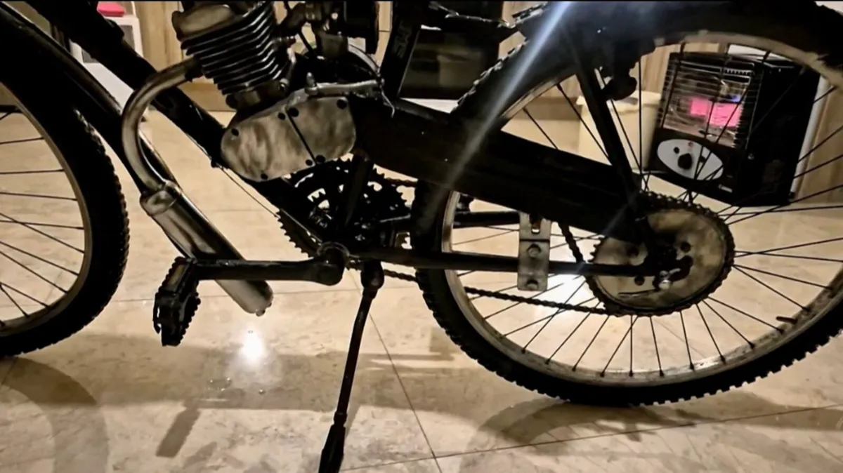 ADULTS PETROL ENGINE BIKE 8OCC  NEEDS FUEL LINE RE - Image 2