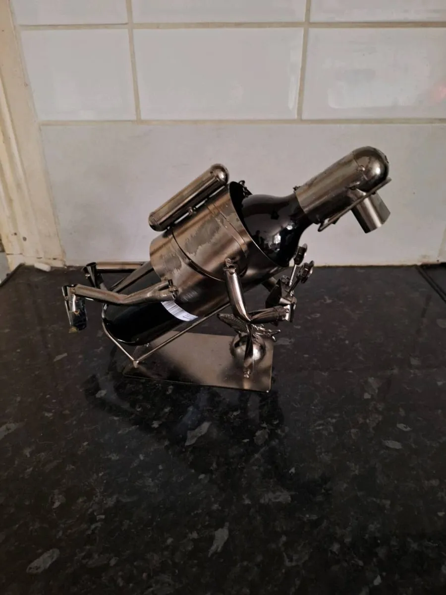 Novelty metal wine bottle holder - Image 1