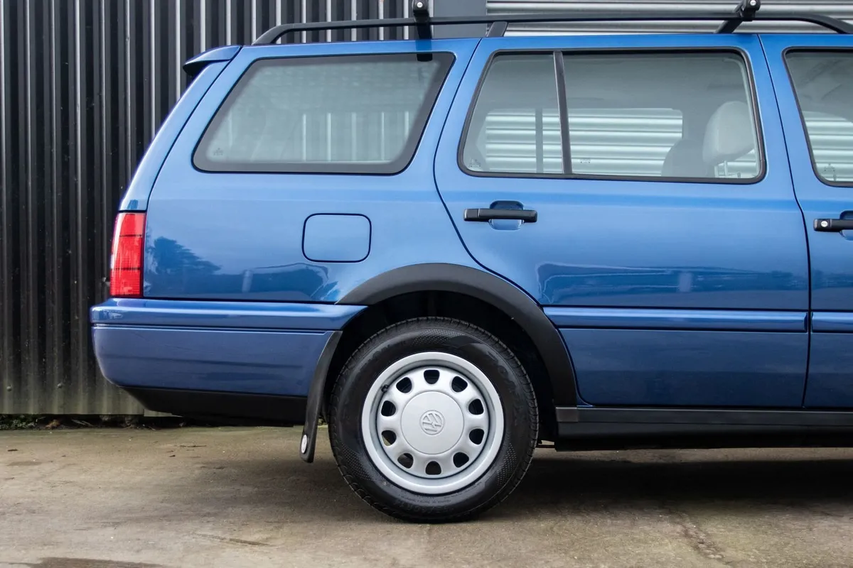 1996 Volkswagen Golf Estate 2.0 GL 18k Miles! - Image 2