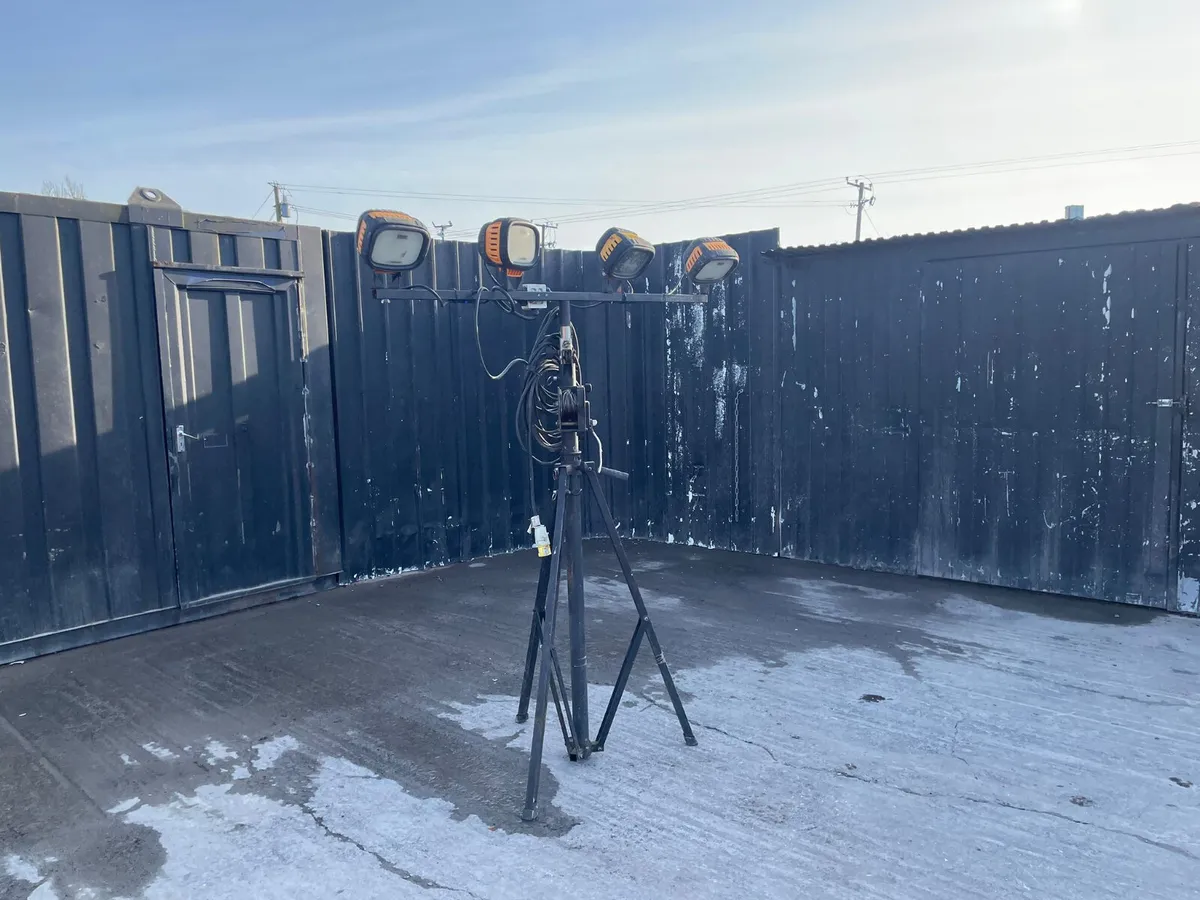 Defender 4 Head Tripod Light – 110V Site Lighting - Image 2