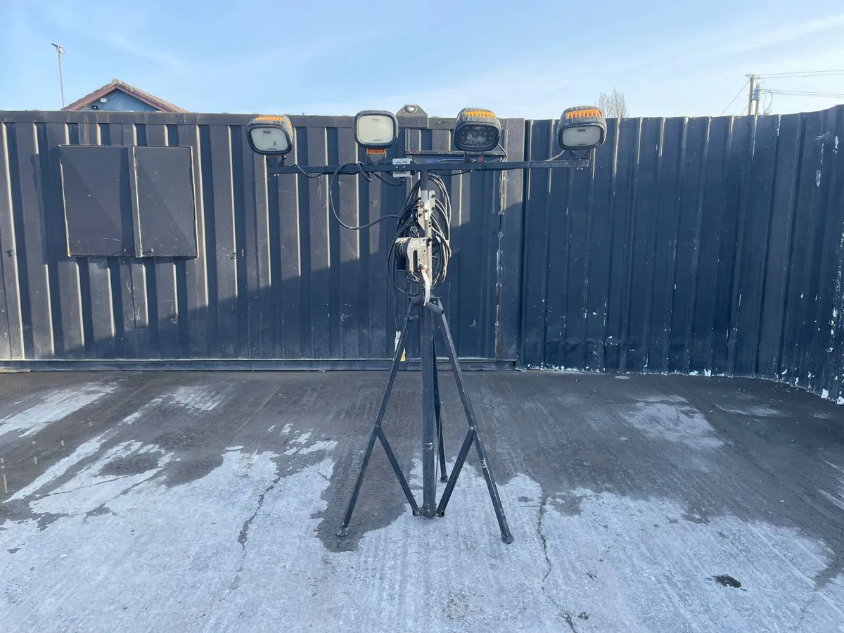 Defender 4 Head Tripod Light – 110V Site Lighting - Image 1