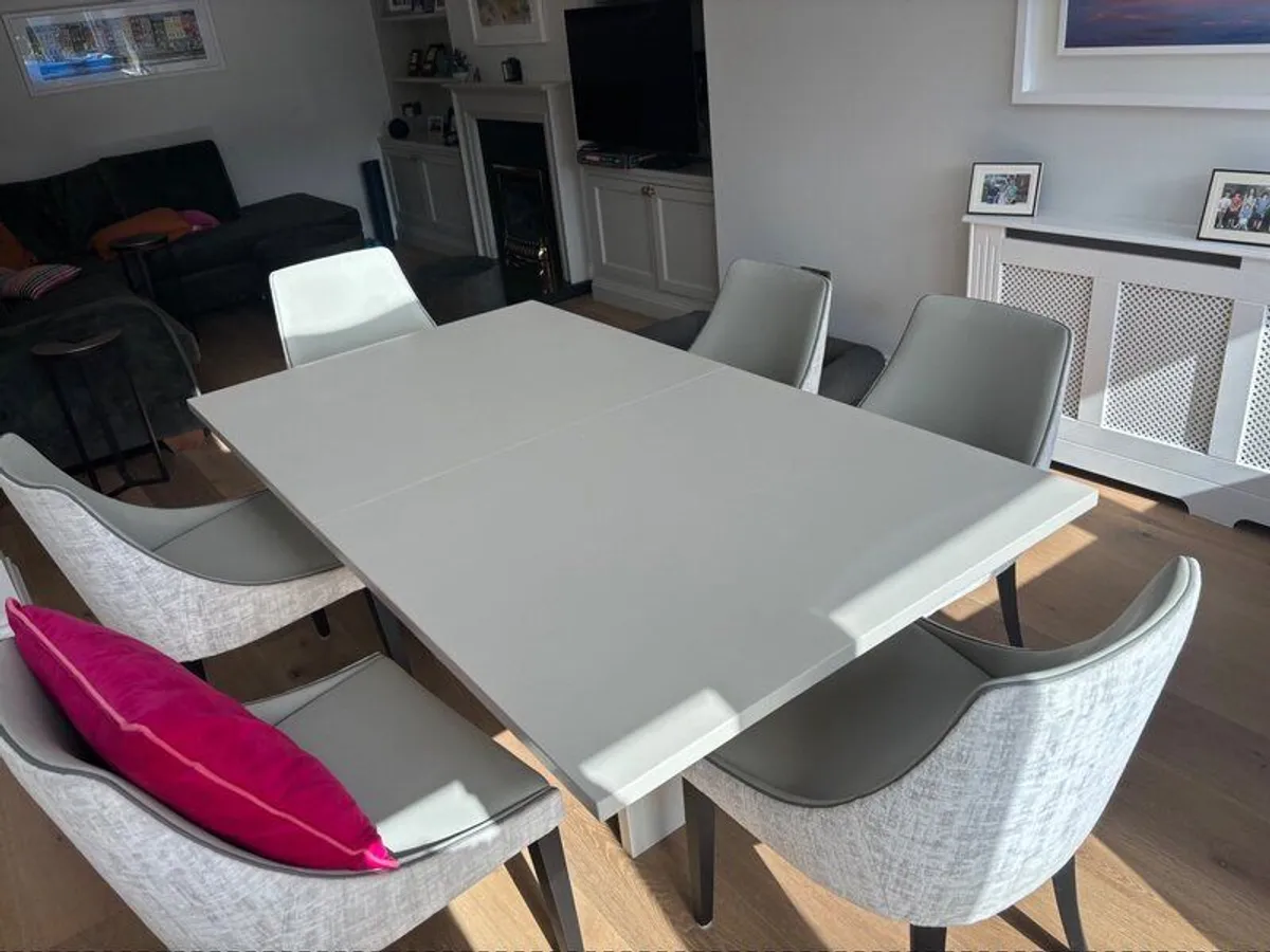 Kitchen table - Image 1