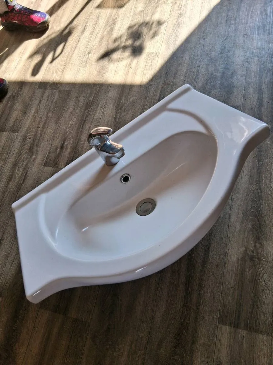 Bathroom sink - Image 1