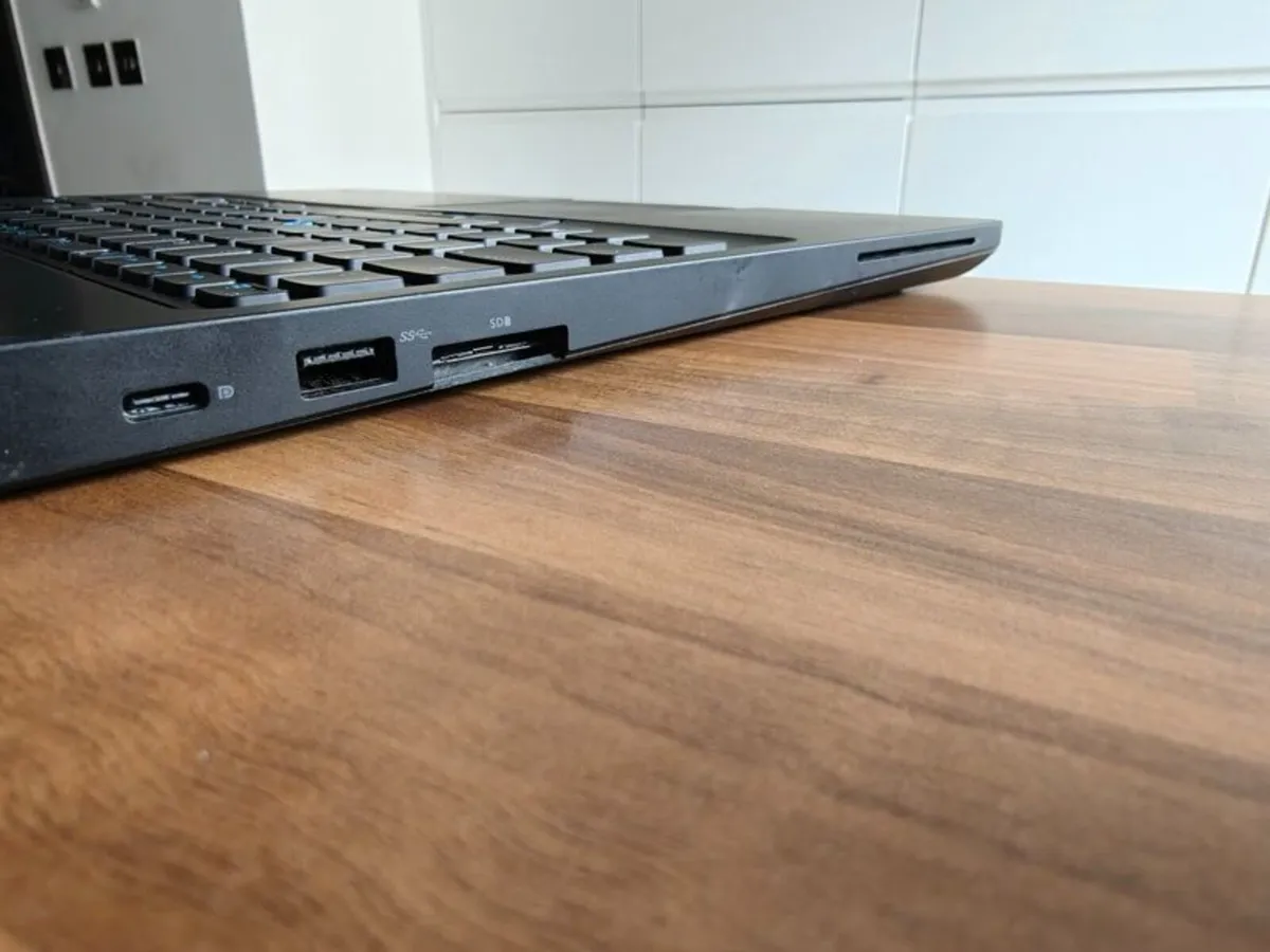 Dell Latitude 5590 Laptop | i5 | 8GB | 256GB | 15" - Image 3