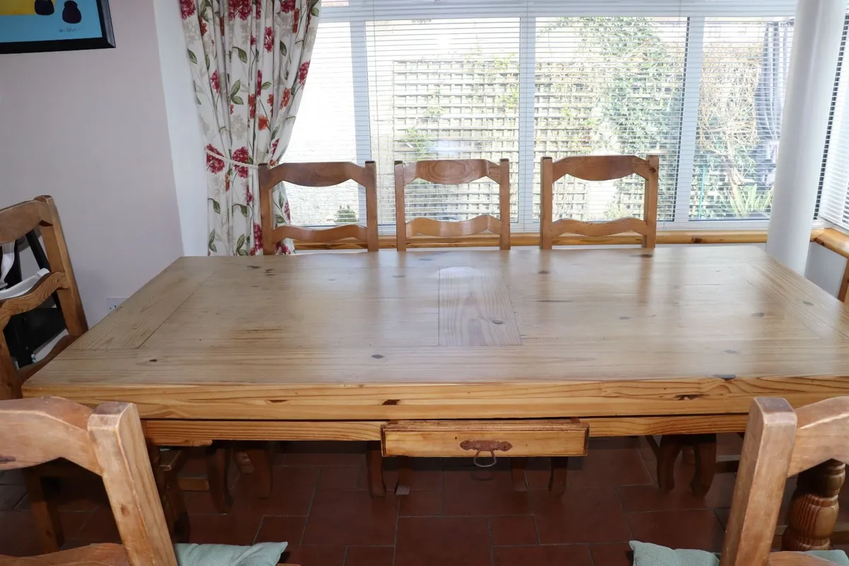 Country kitchen table and 8 chairs - Image 1