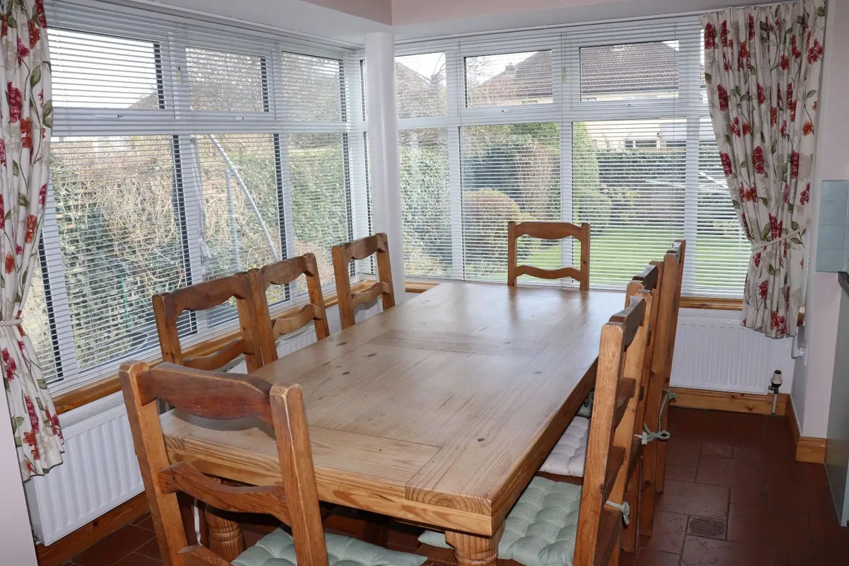 Country kitchen table and 8 chairs - Image 2