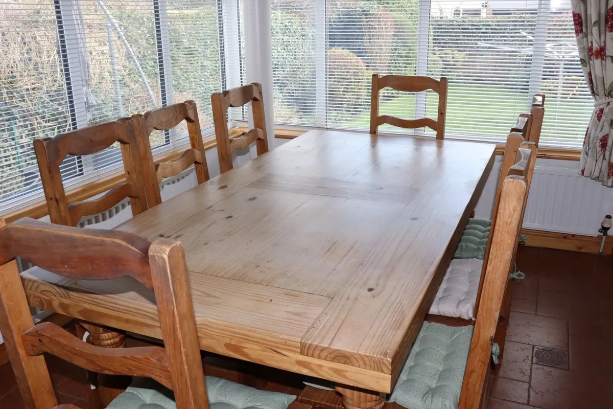 Country kitchen table and 8 chairs - Image 3
