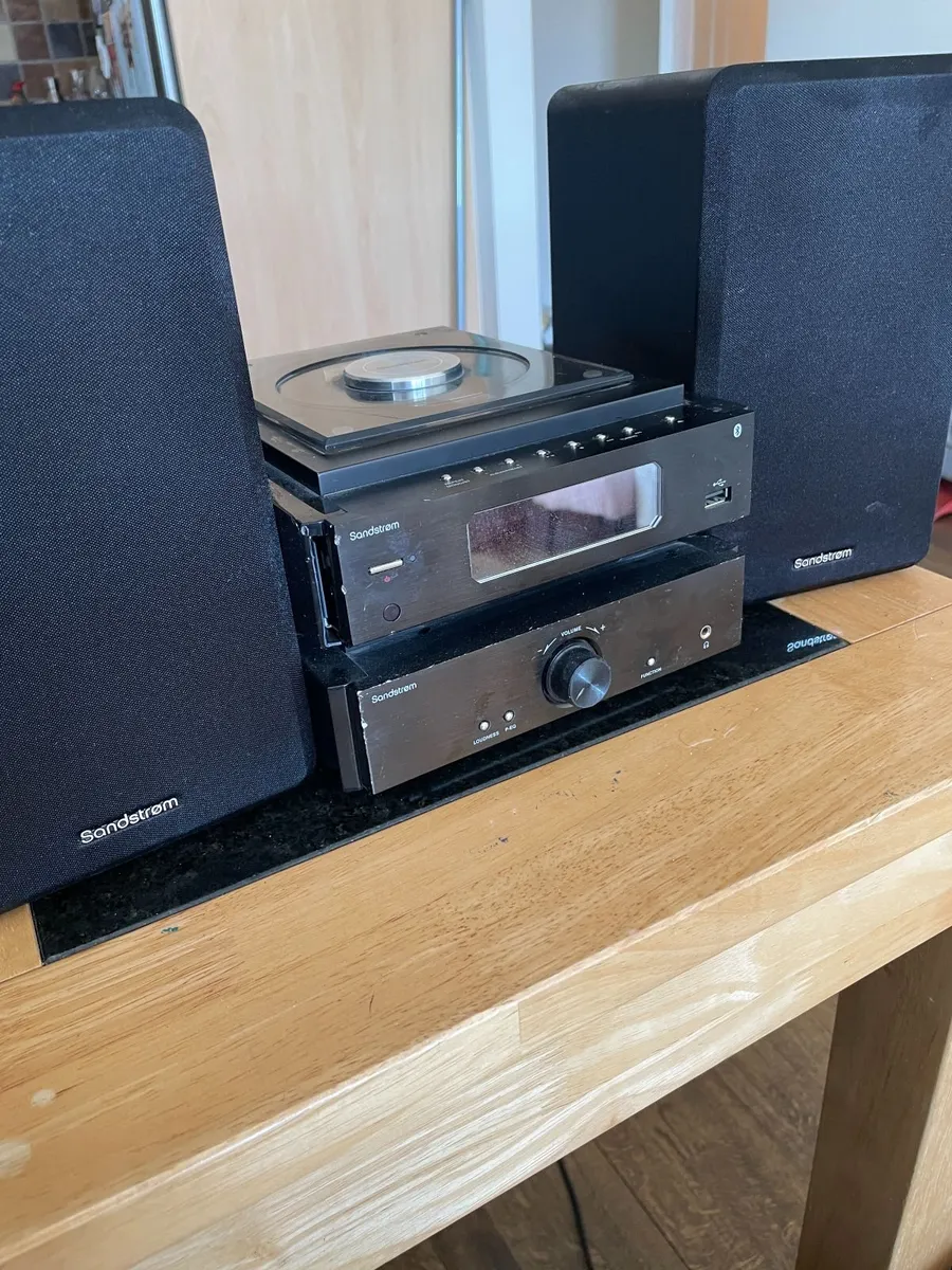 Mini hifi system with CD & radio