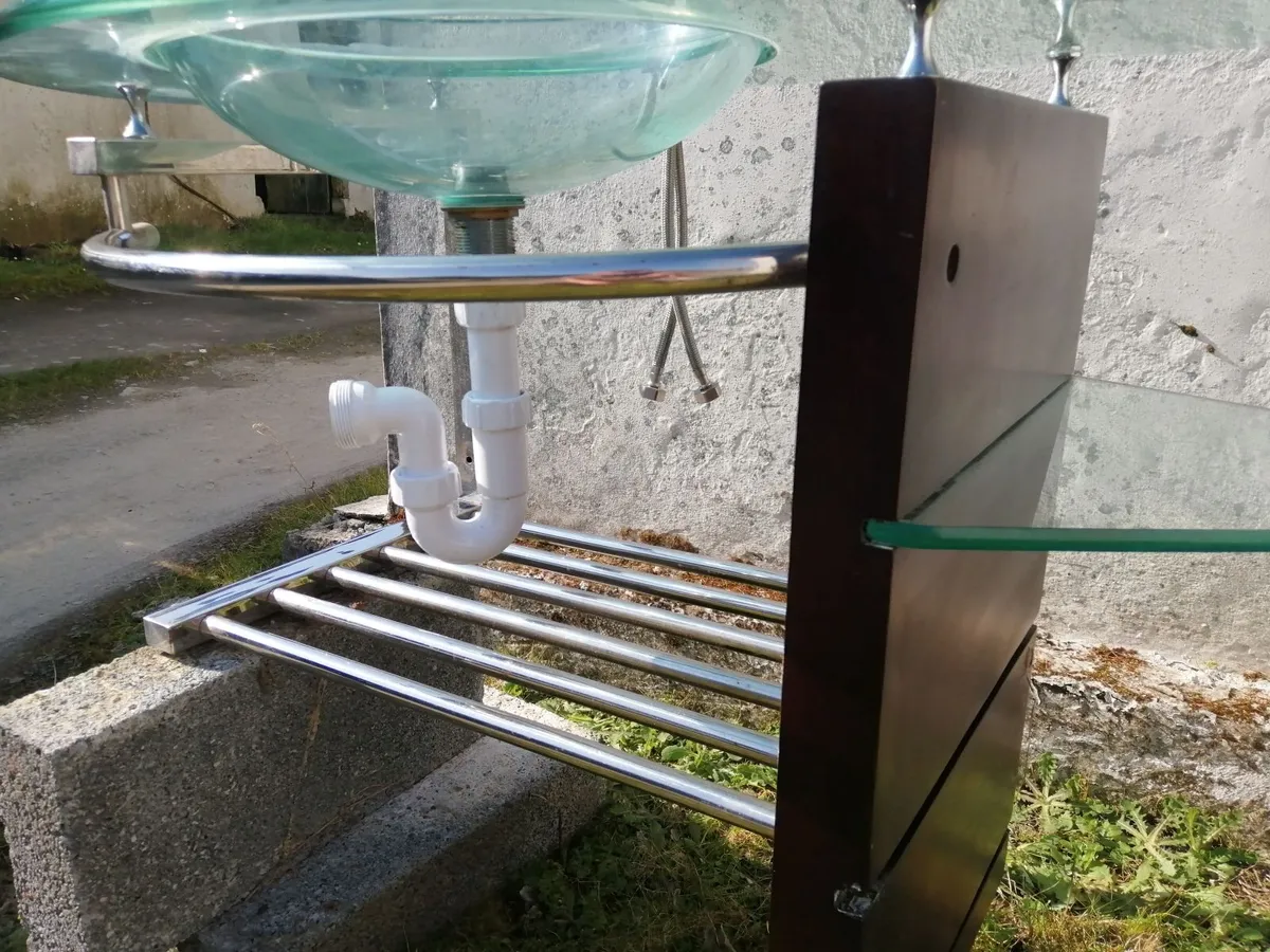 Bathroom sink - Image 1