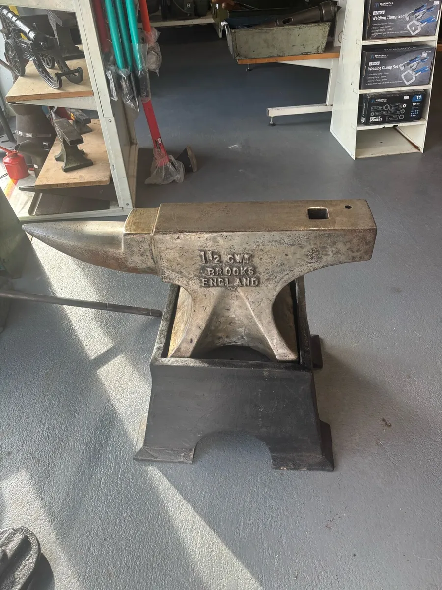 77kg 1-1/2 CWT BROOKS ON FACTORY STAND - Image 1