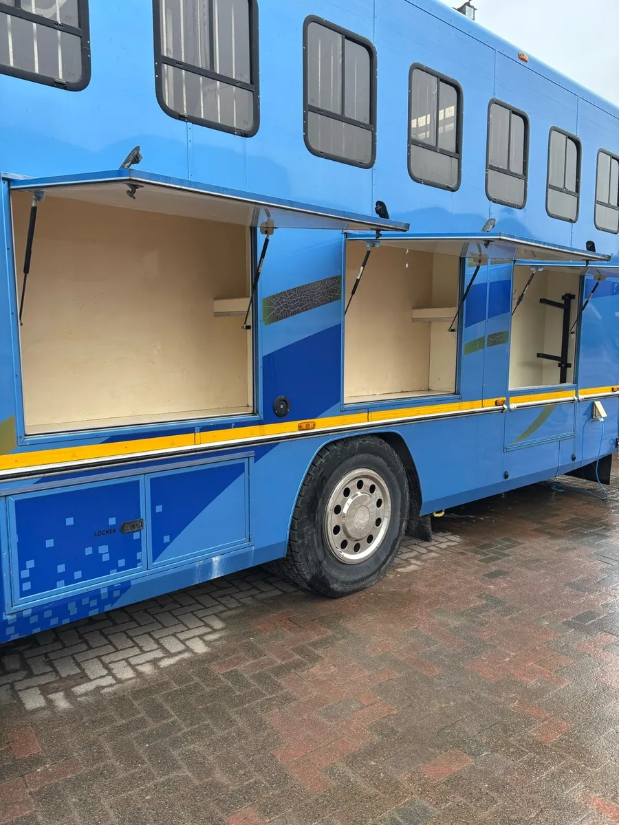 Scania 24-Ton Horse Lorry - Image 3