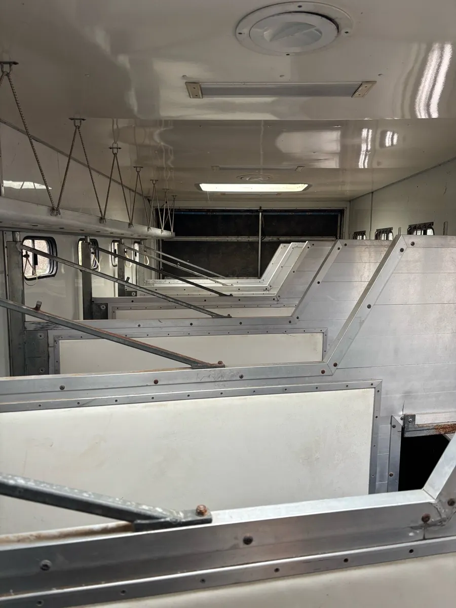 Scania 24-Ton Horse Lorry - Image 4