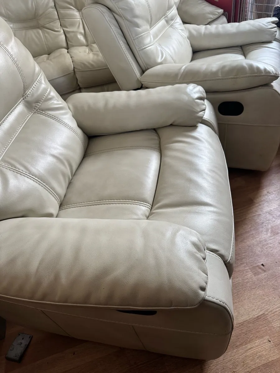 Cream leather sofa and arm chairs - Image 2