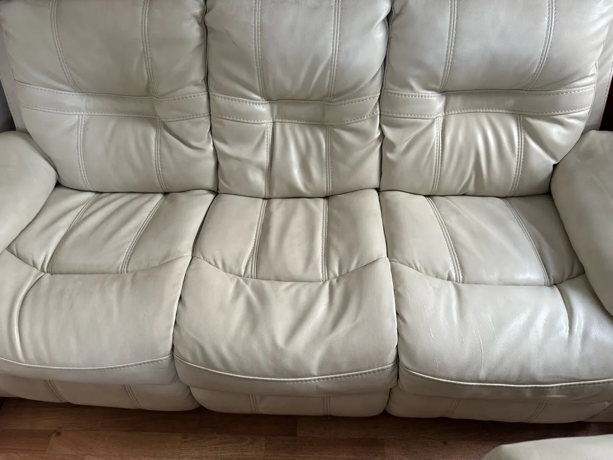 Cream leather sofa and arm chairs - Image 3