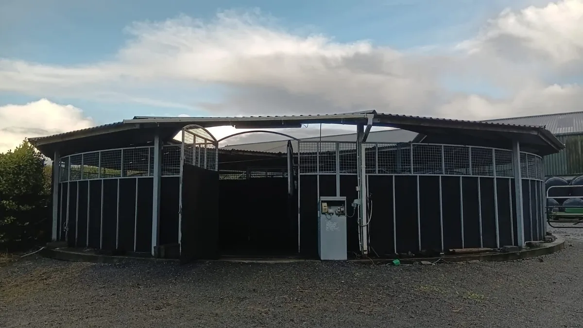 ODON 6 Horse Walker Covered Hydraulic Heavy Duty - Image 1