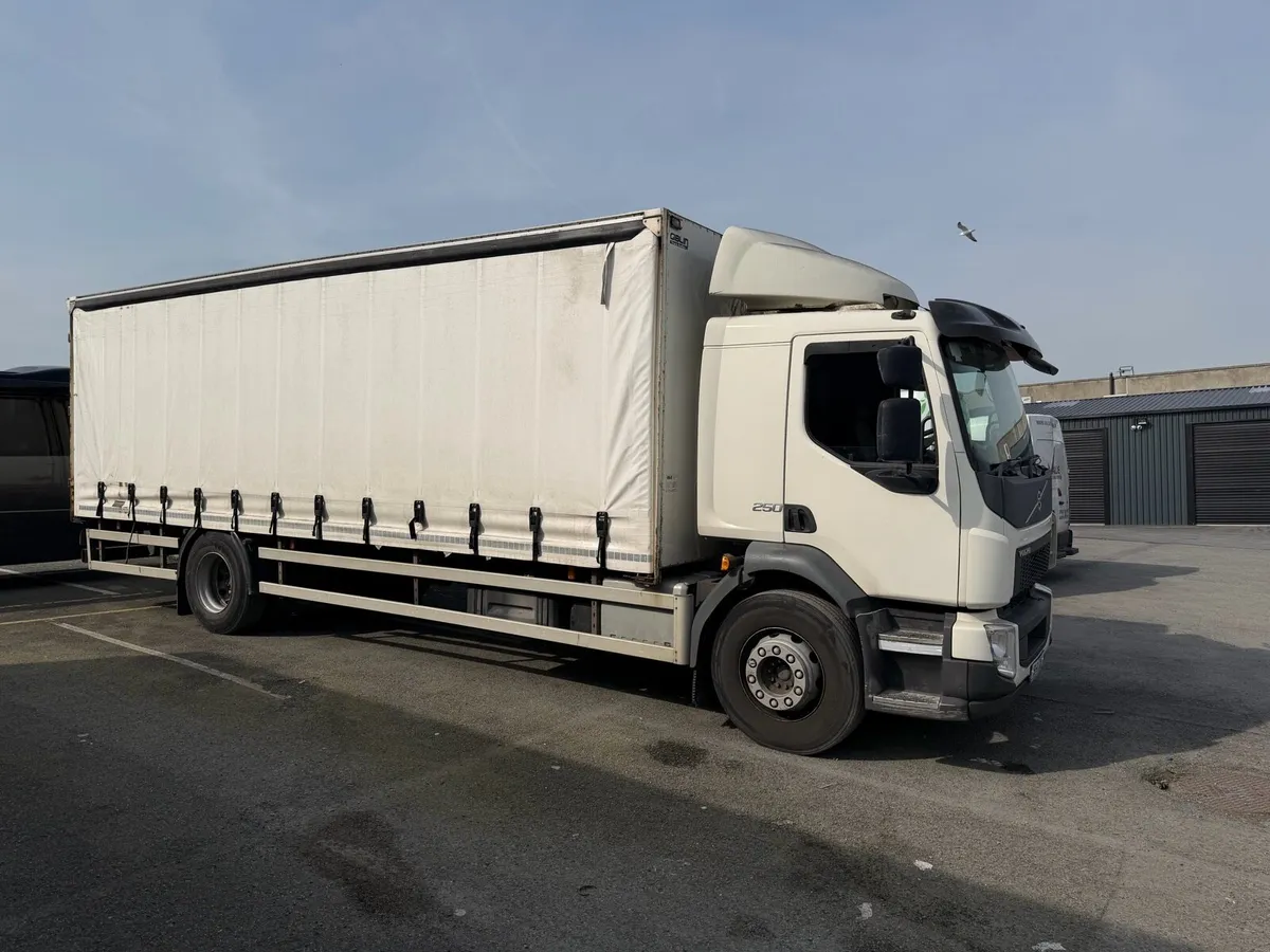 Volvo rigid truck - Image 1