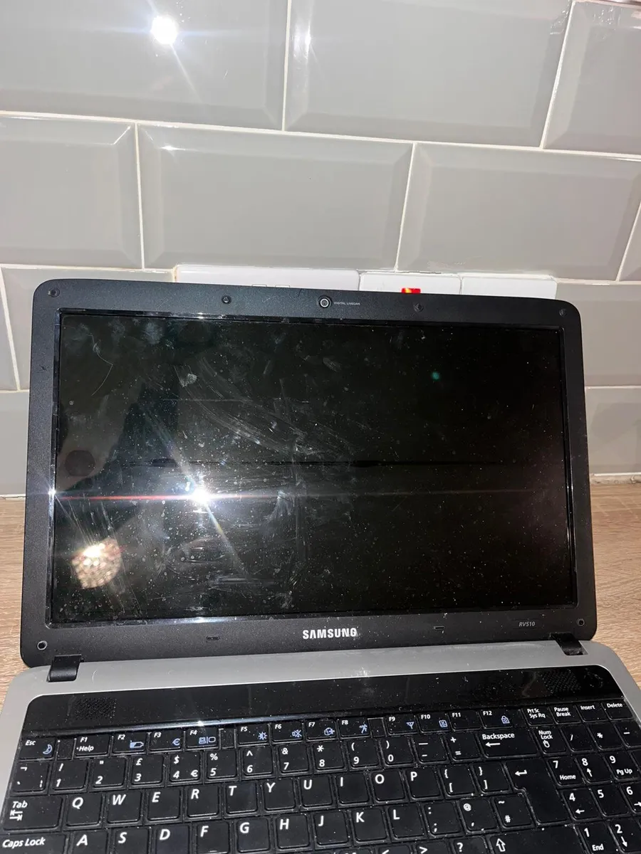 SAMSUNG RV520 CORE i3 2330M 4GB 500GB DVD-RW 15.6 - Image 1