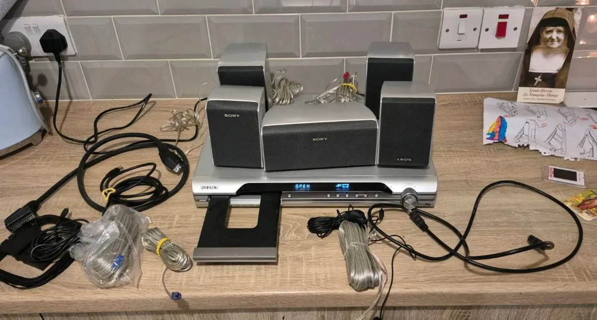 SONY DAV-DZ120 DVD HOME THEATER SYSTEM.5.1 CHANNEL - Image 1