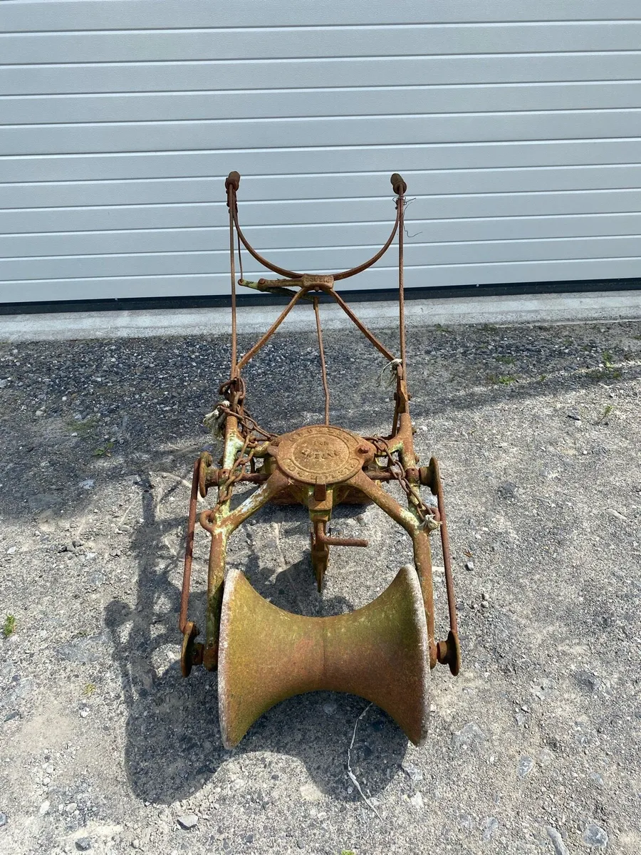 Vintage machinery - Image 1