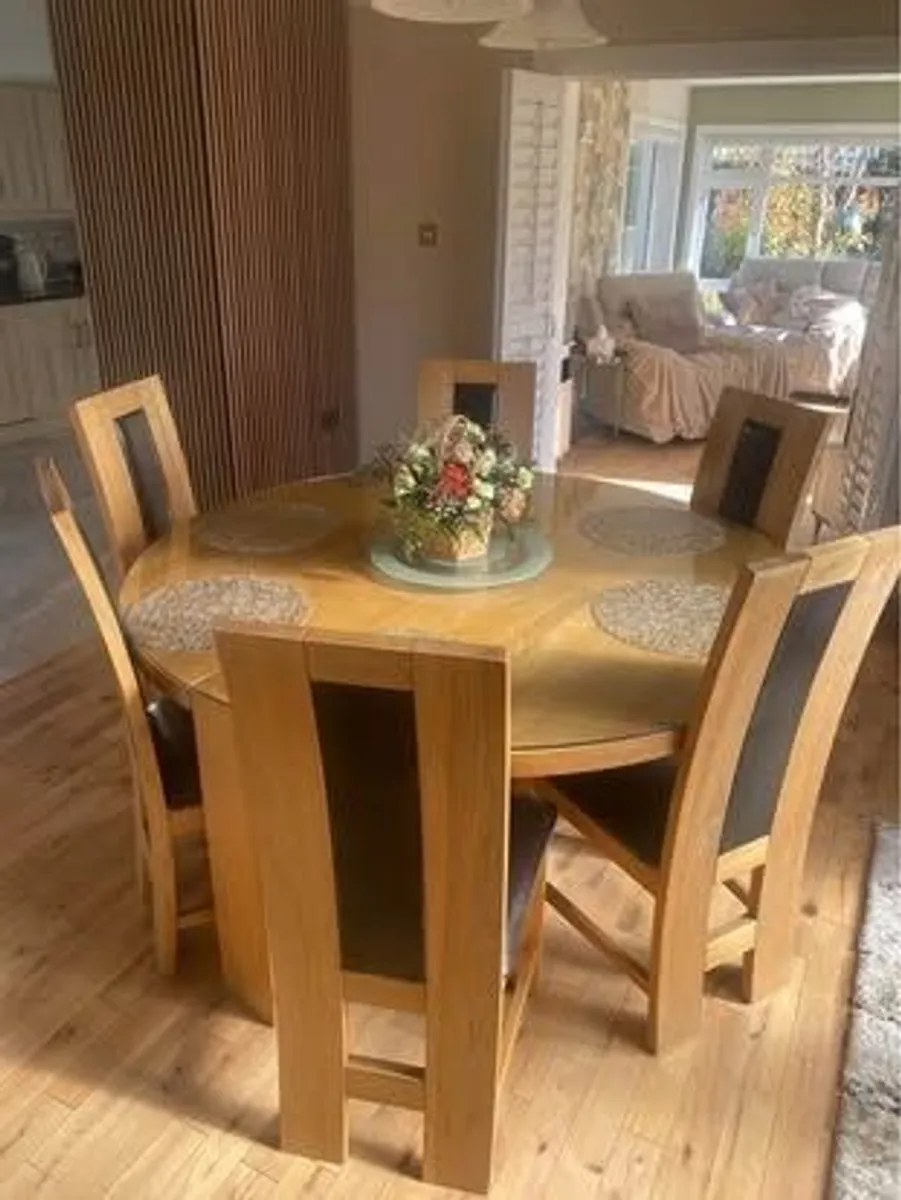 Solid Oak Round Dining Table and 6 chairs - Image 4