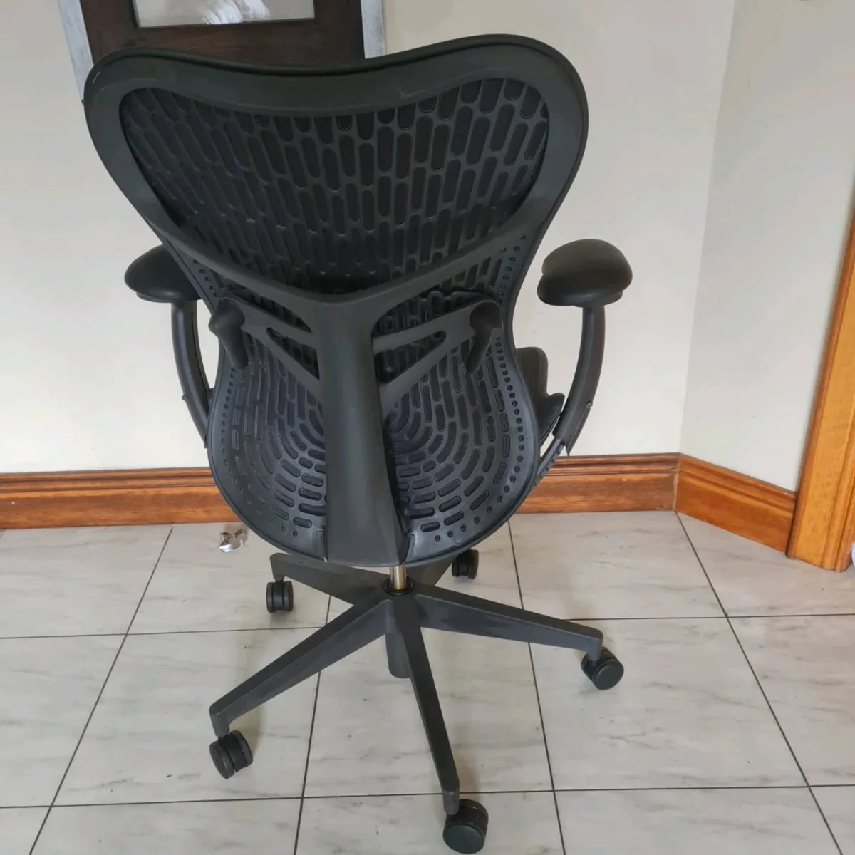 Herman Miller mirra - Image 2