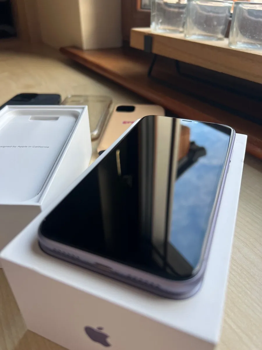 I phone 11 - Image 3