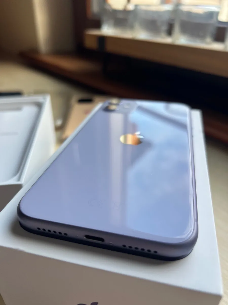 I phone 11 - Image 4