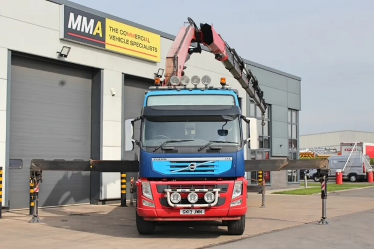 2013 VOLVO FM420 8X4  BEAVERTAILAND  FASSI F660 CR - Image 2