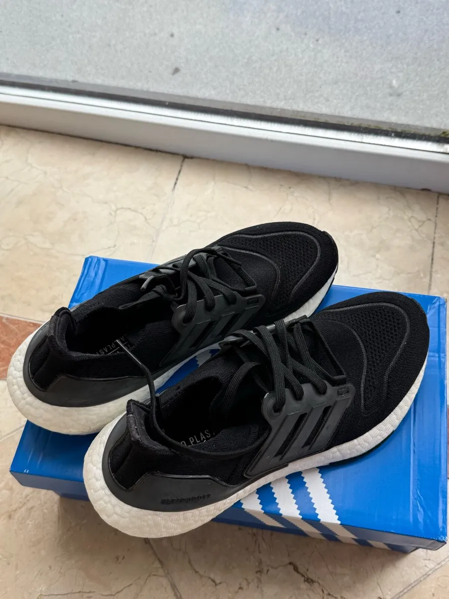 Adidas UltraBoost 22 trainer - size 5.5 - Image 1