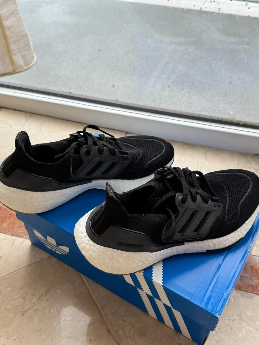 Adidas UltraBoost 22 trainer - size 5.5 - Image 4