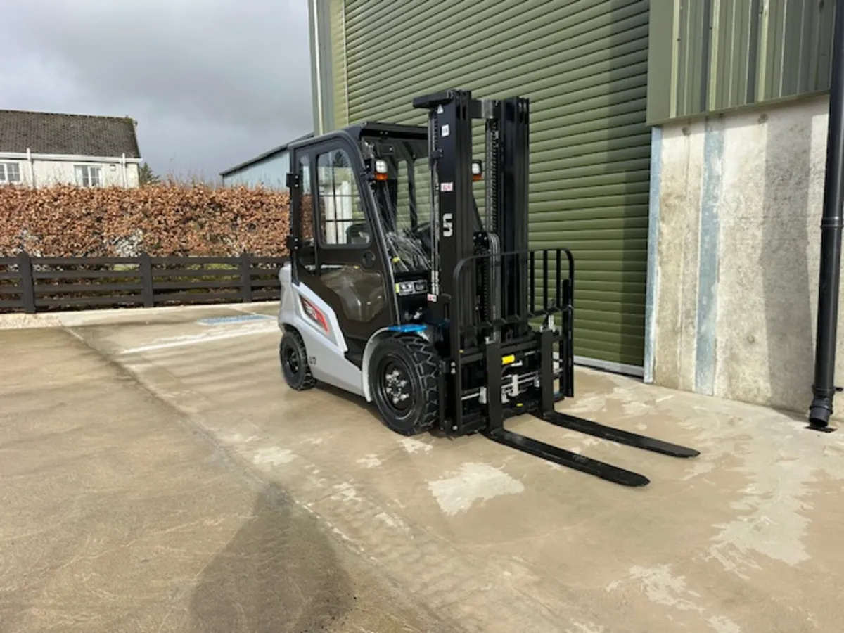 New UN 3.0Ton F-Series Forklift - 3 Stage Mast - Image 1