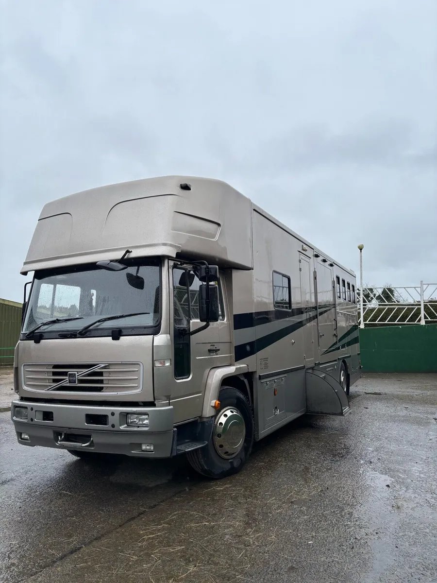Volvo 24-Ton Horse Lorry - Image 1