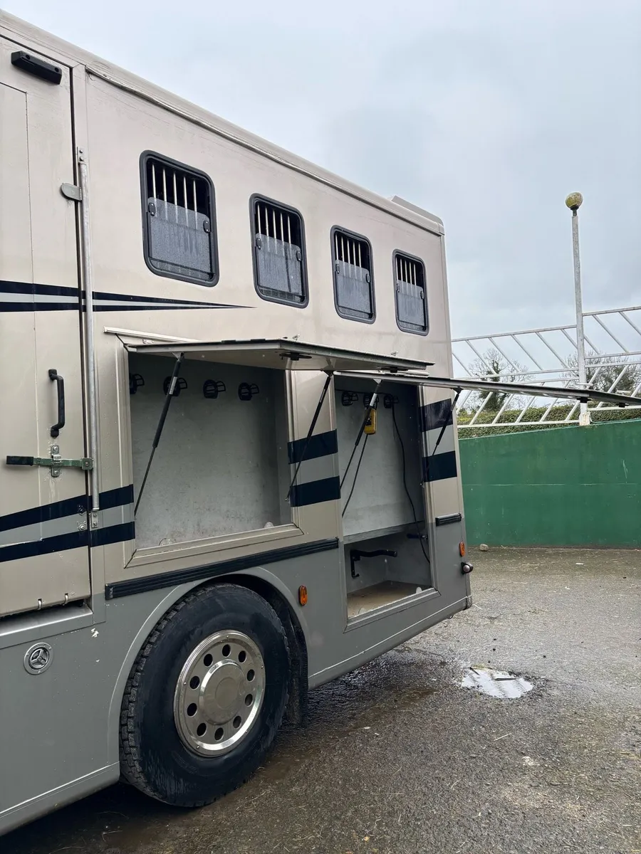 Volvo 24-Ton Horse Lorry - Image 3