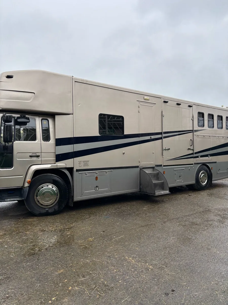 Volvo 24-Ton Horse Lorry - Image 2