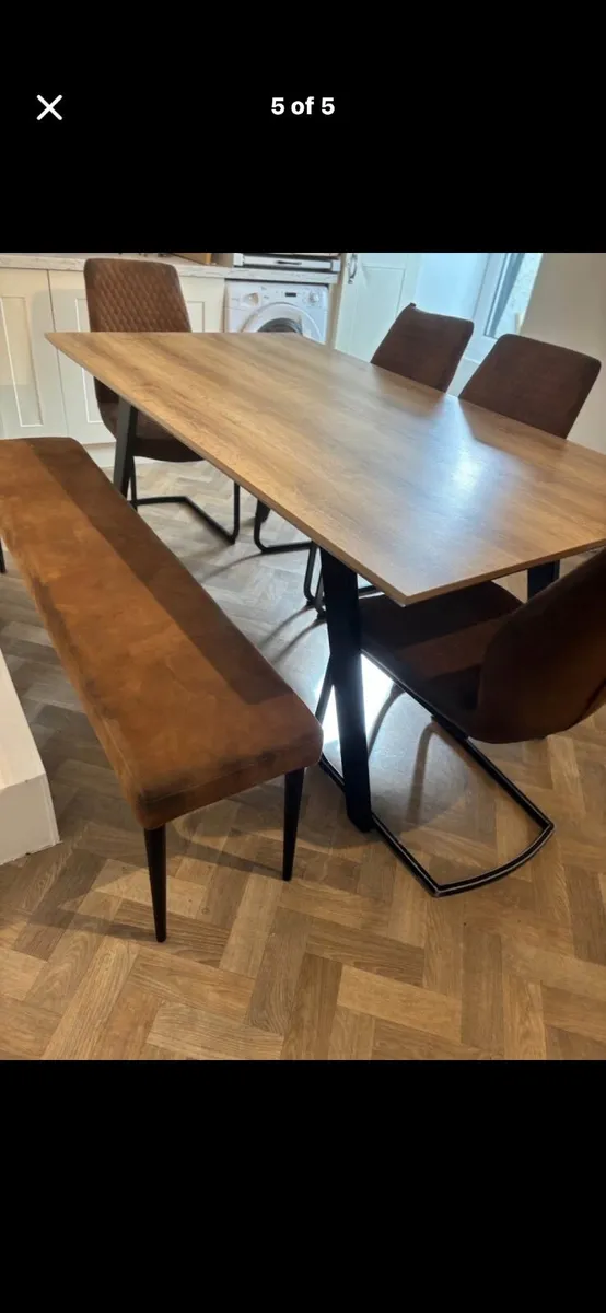 Table and chairs - Image 1