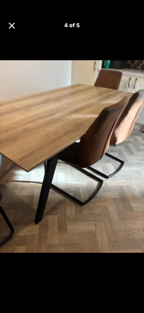 Table and chairs - Image 2