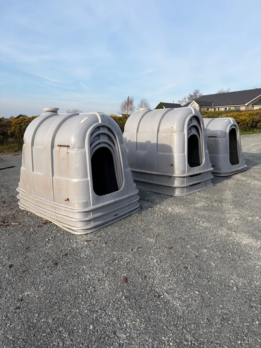 10 Calf Hutches - Image 1
