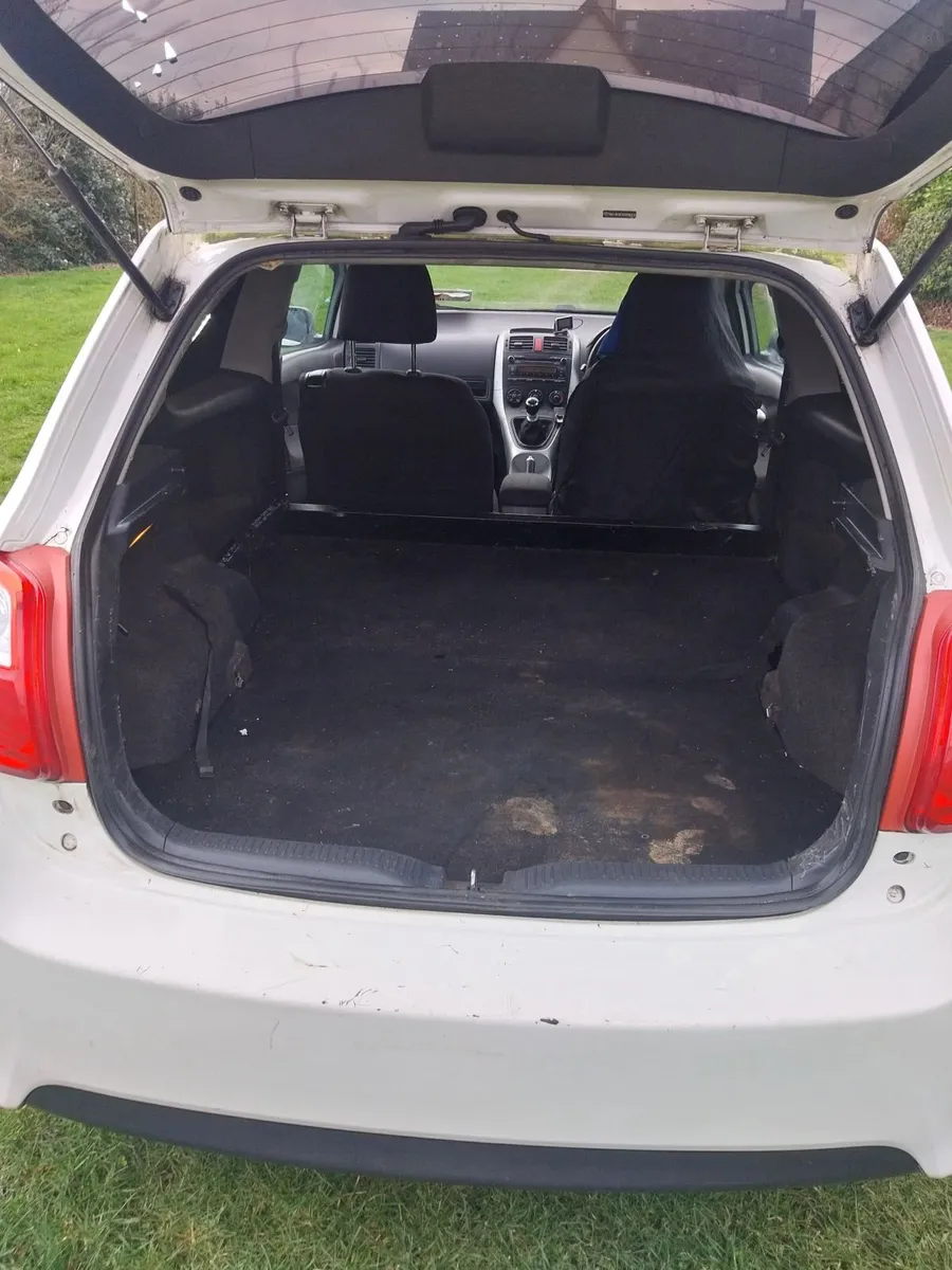 Toyota auris van - Image 2