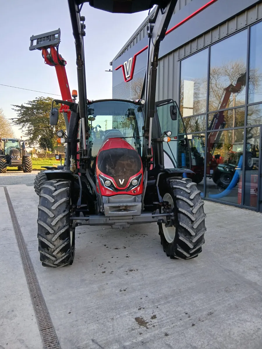 Valtra G125 & loader - Image 3