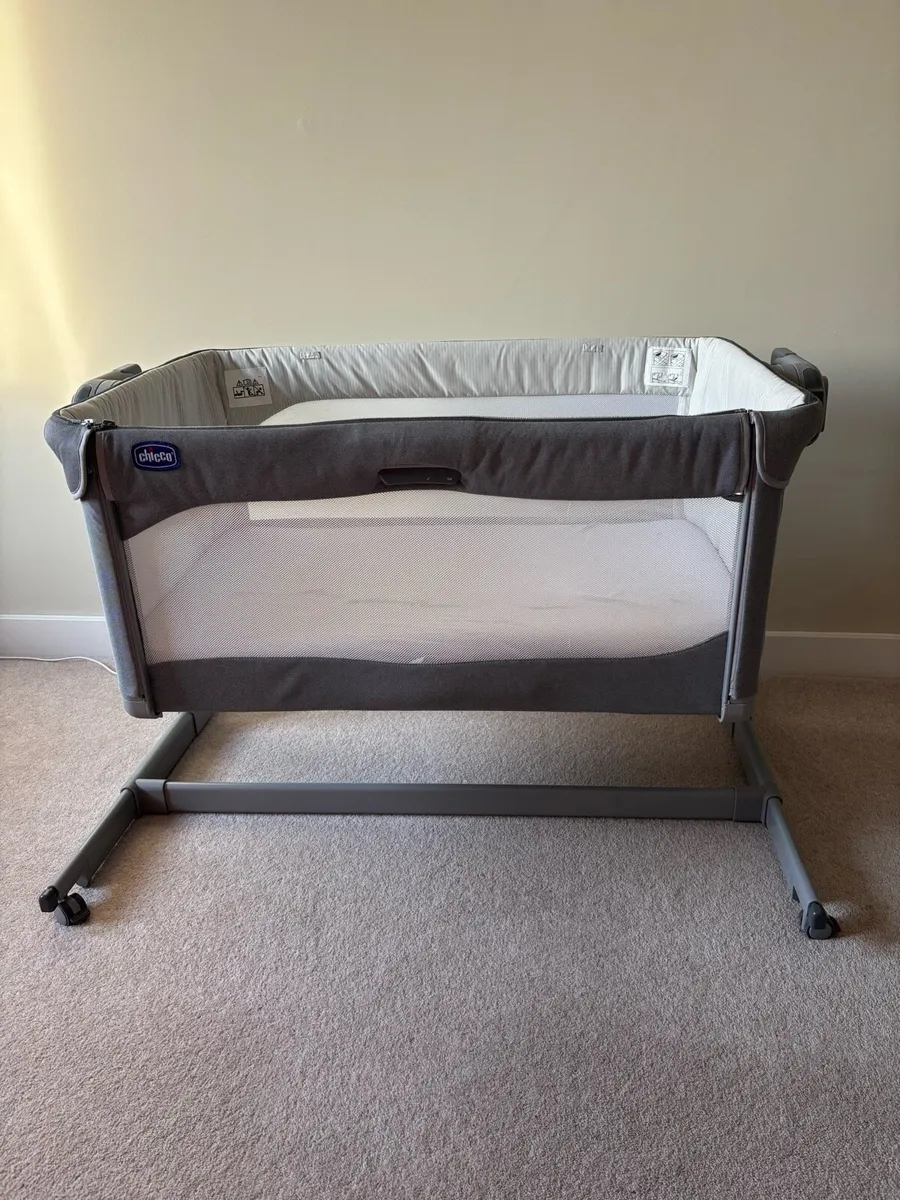 Chicco Next2Me bedside crib - Image 1