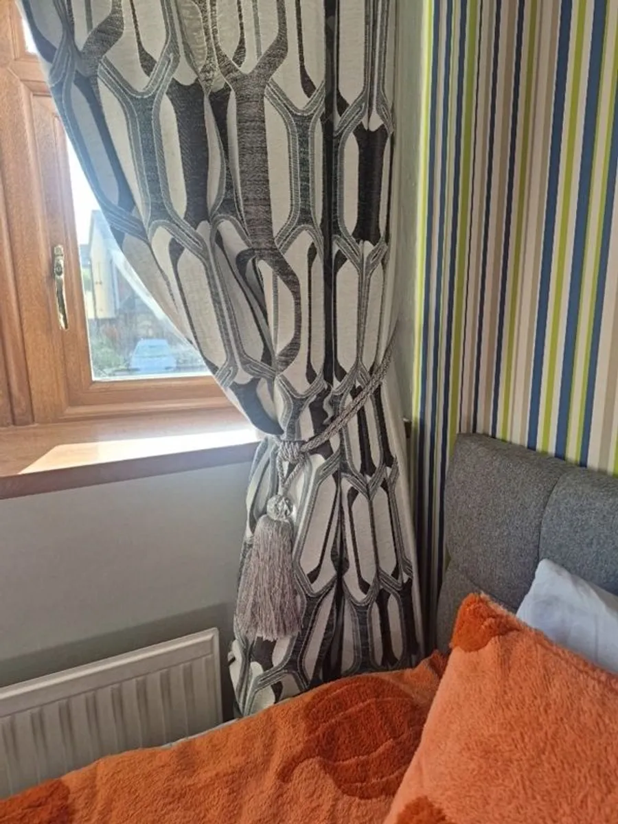 Curtains - Image 3