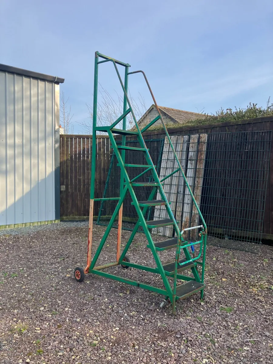 Saftey platform ladder - Image 2