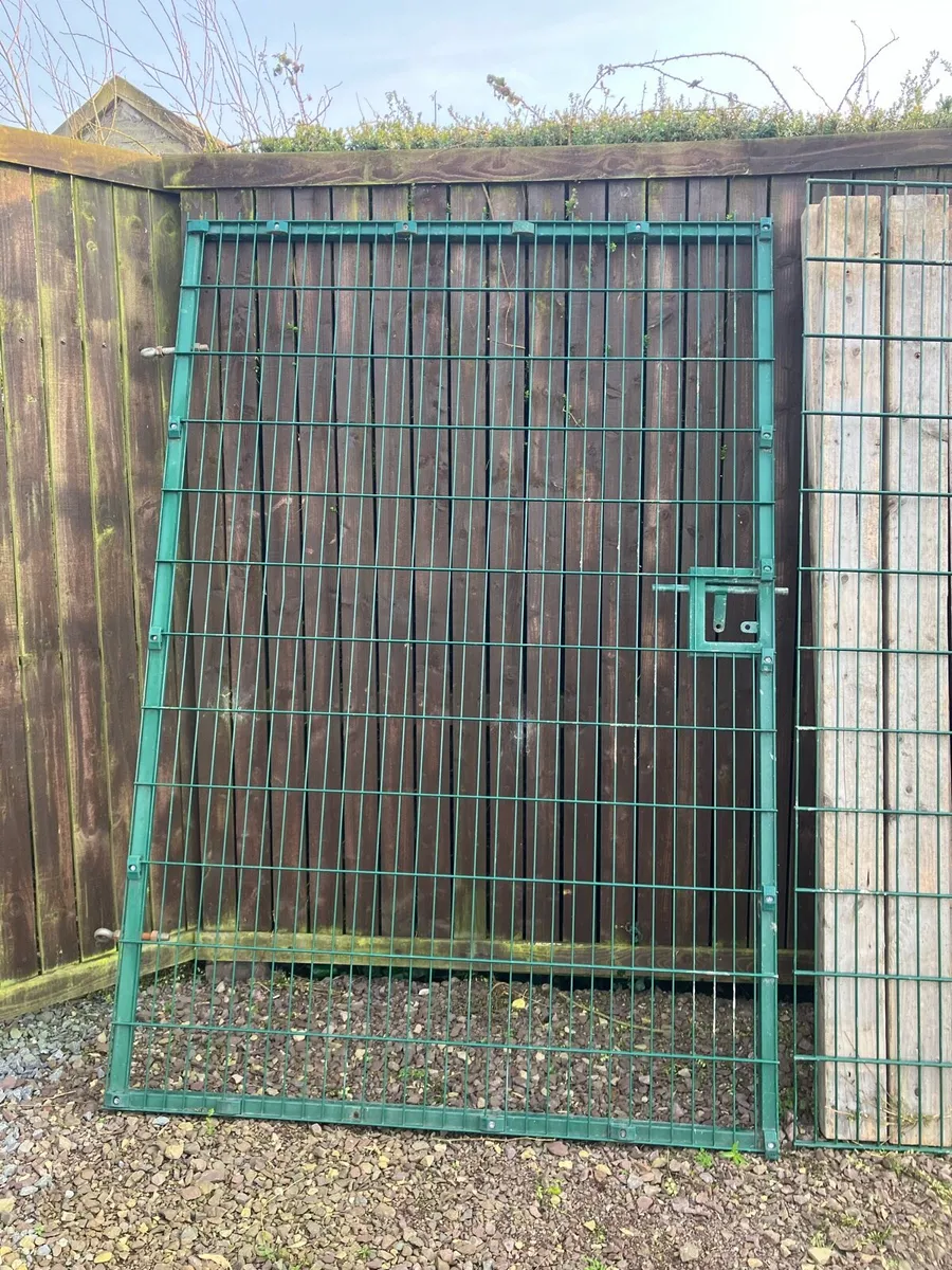 Site gate and panel - Image 1