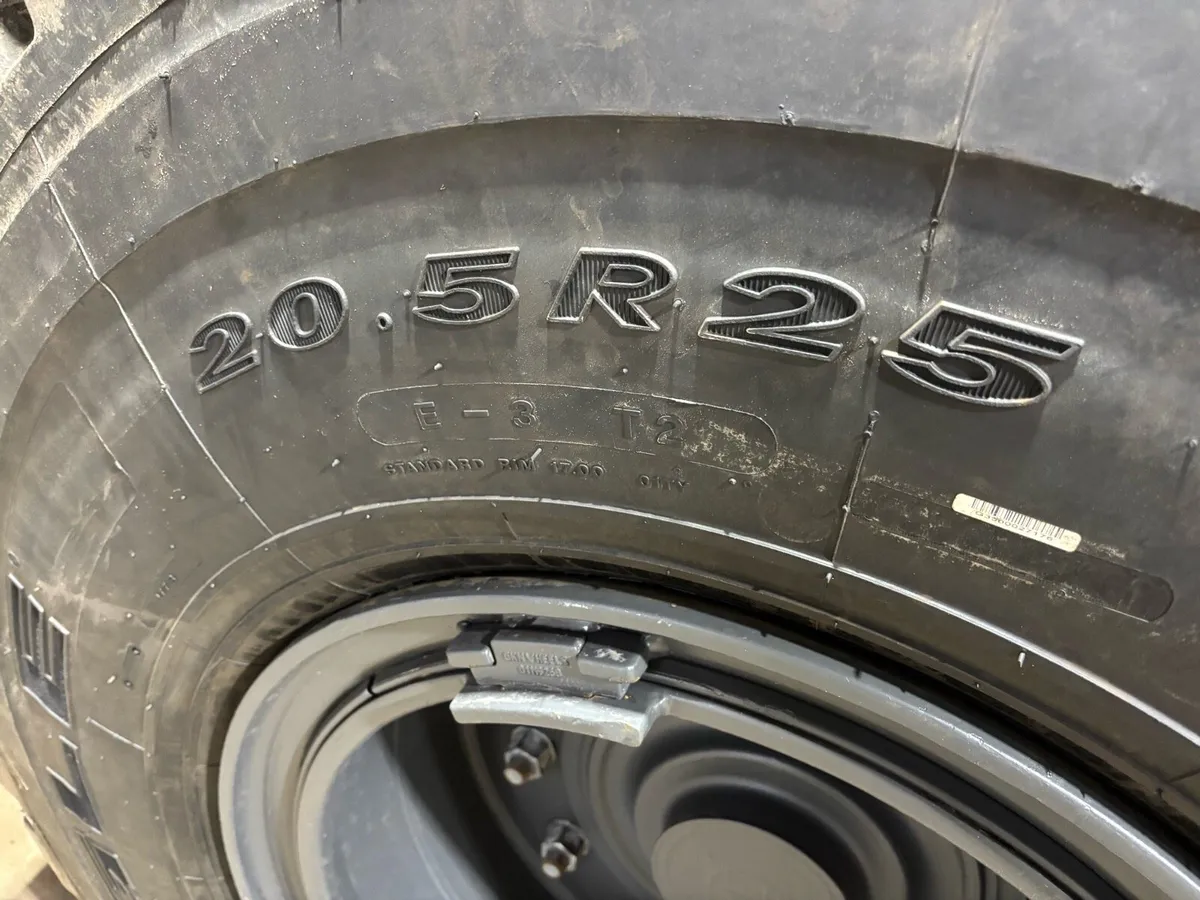 L 3 20.5 R 25 tyres an rims - Image 2