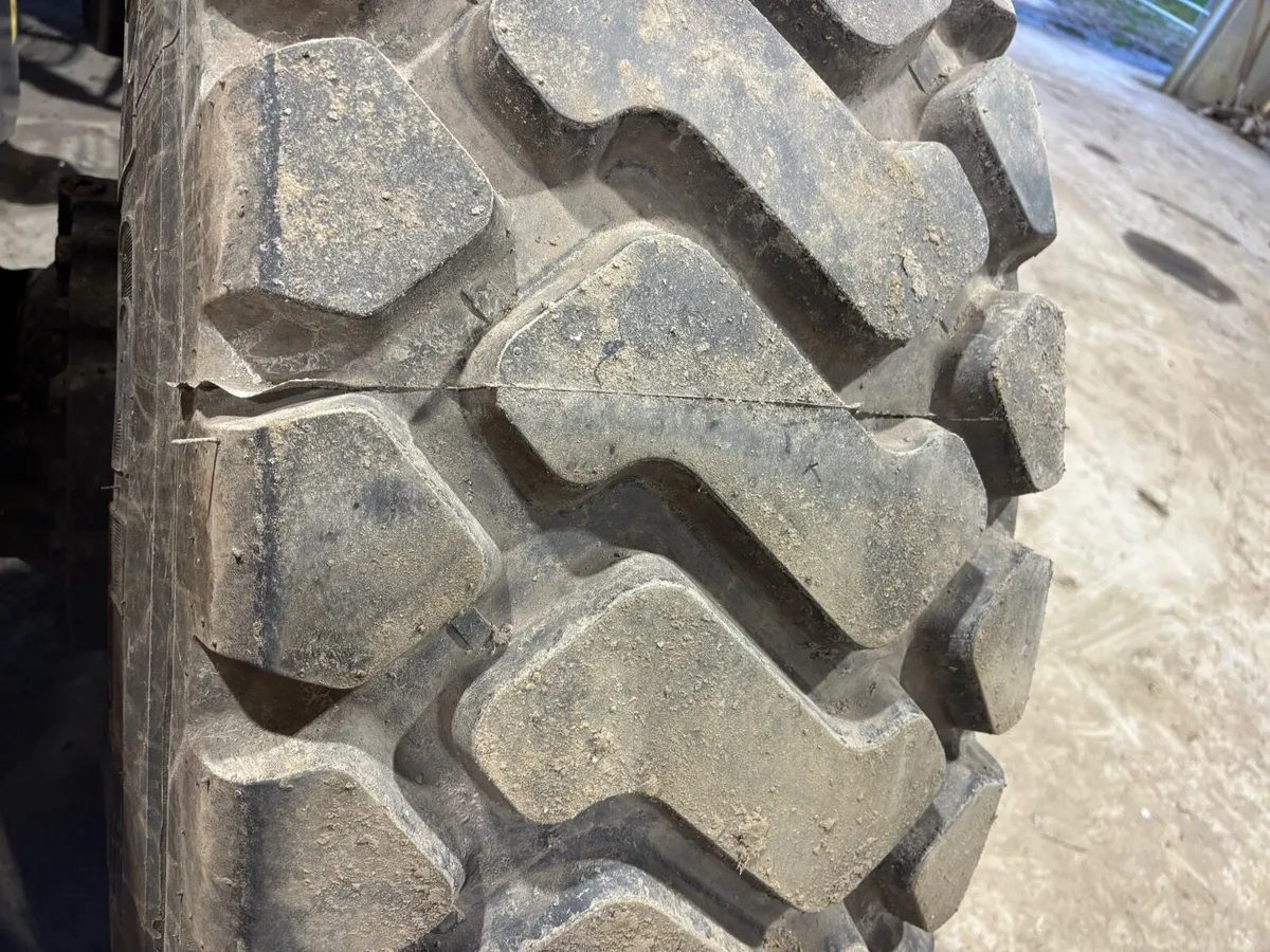 L 3 20.5 R 25 tyres an rims - Image 3