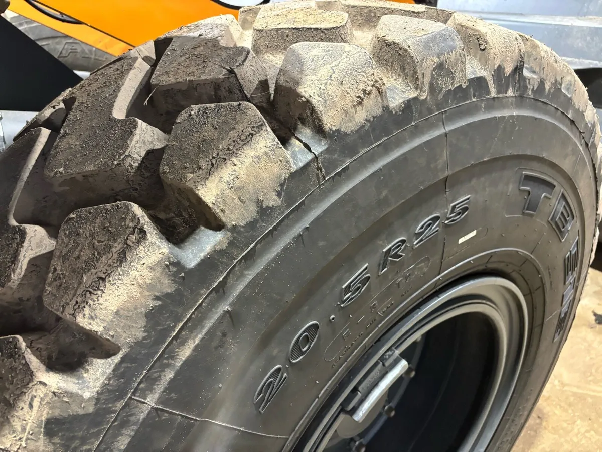 L 3 20.5 R 25 tyres an rims - Image 4