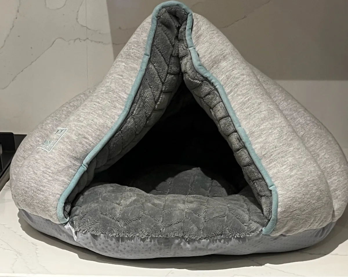 Cat play tower and bed - Image 1