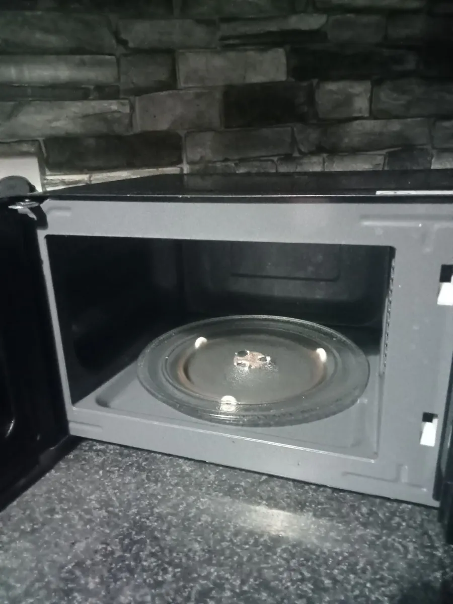 MICROWAVE 700W - Image 1