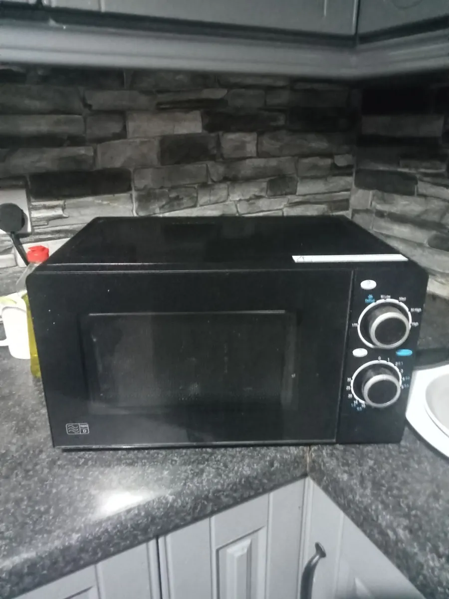MICROWAVE 700W - Image 2