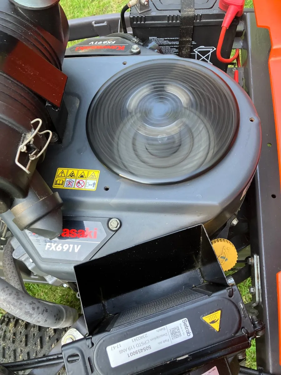 Husqvarna R422Ts AWD ride on mower - Image 4